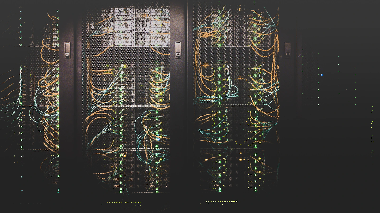 Corredor de data center com racks iluminados em tons frios e reflexos esverdeados
