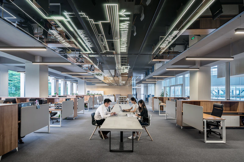 Espaço de trabalho de tecnologia com monitores exibindo gráficos