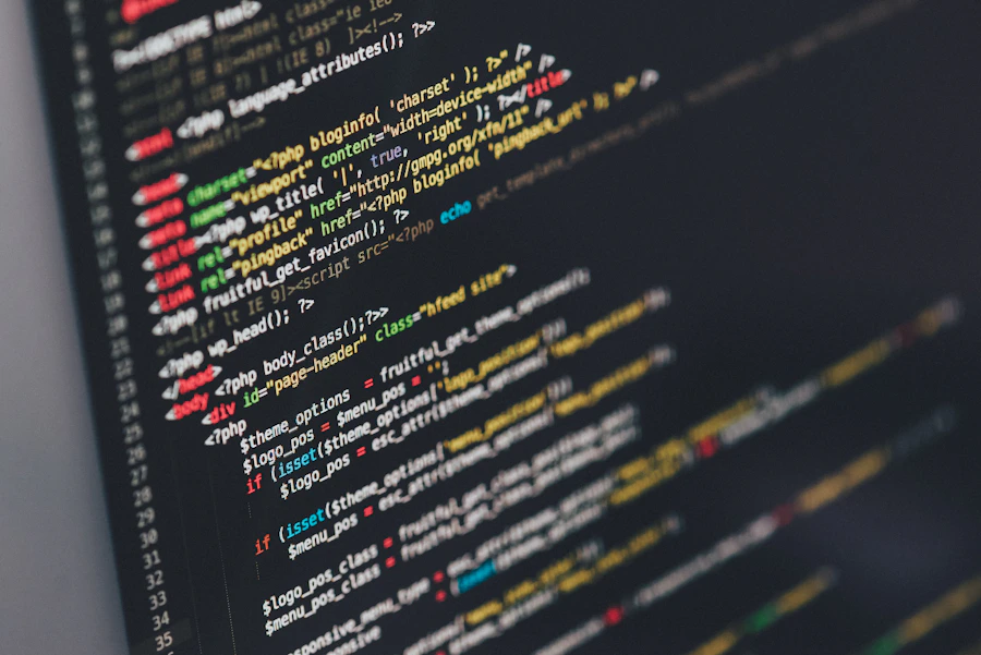Tela de código exibida em um monitor durante o desenvolvimento de um produto digital
